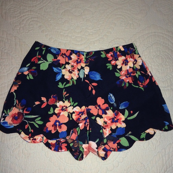 Floral Scalloped Shorts - Picture 4 of 4